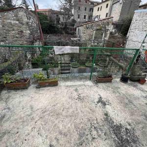 Prodaja kuće sa dvorištem u nepodrednoj blizini centra, Buje!