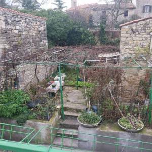 Prodaja kuće sa dvorištem u nepodrednoj blizini centra, Buje!