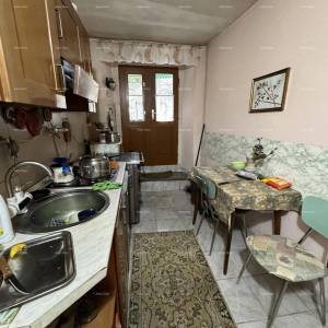 Prodaja kuće sa dvorištem u nepodrednoj blizini centra, Buje!