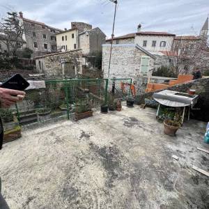 Prodaja kuće sa dvorištem u nepodrednoj blizini centra, Buje!