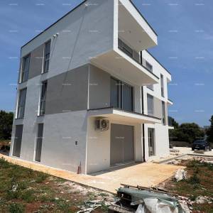 Prodaja luksuznog stana s parkirnim mjestom i pogledom na more, Ližnjan!