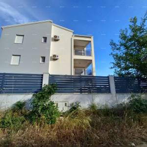 Prodaja namještenog stana s parkirnim mjestom na odličnoj lokaciji, Fažana!