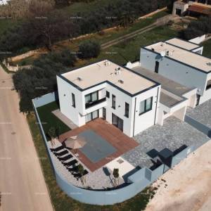 Prodaja novoizgrađene, moderne katnice sa bazenom u neposrednoj blizini mora, Pomer!