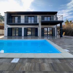 Prodaja novoizgrađene, moderno opremljene kuće sa bazenom, Rakalj!