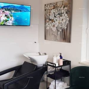 Prodaja poslovnog prostora s natkrivenim parking mjestom, Pula!,