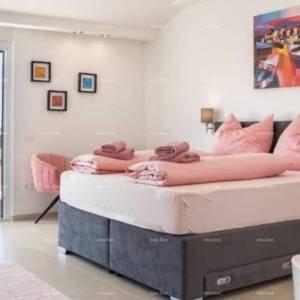 Prodaja Prekrasne vile sa bazenom, jaccuzzi-jem i pogledom na more, Fažana!