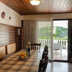 Prodaja prekrasne vile sa 6 apartmana na jednoj od najboljih lokacija u Supetaru, otok Brač!