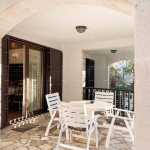 Prodaja prekrasne vile sa 6 apartmana na jednoj od najboljih lokacija u Supetaru, otok Brač!