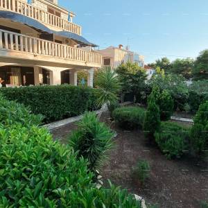 Prodaja prekrasne vile sa 6 apartmana na jednoj od najboljih lokacija u Supetaru, otok Brač!