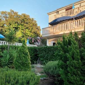 Prodaja prekrasne vile sa 6 apartmana na jednoj od najboljih lokacija u Supetaru, otok Brač!