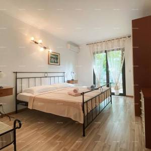 Prodaja prekrasne vile sa 6 apartmana na jednoj od najboljih lokacija u Supetaru, otok Brač!