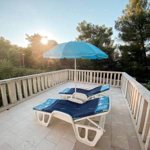 Prodaja prekrasne vile sa 6 apartmana na jednoj od najboljih lokacija u Supetaru, otok Brač!