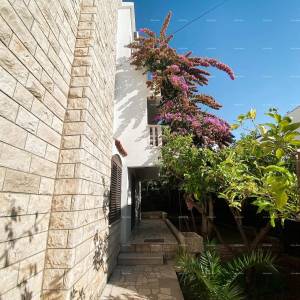 Prodaja prekrasne vile sa 6 apartmana na jednoj od najboljih lokacija u Supetaru, otok Brač!