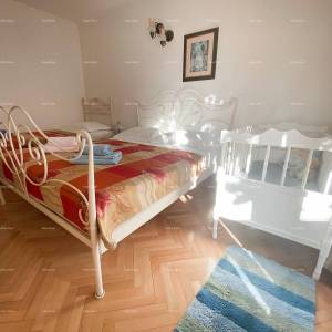 Prodaja prekrasne vile sa 6 apartmana na jednoj od najboljih lokacija u Supetaru, otok Brač!