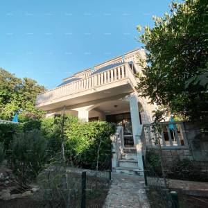 Prodaja prekrasne vile sa 6 apartmana na jednoj od najboljih lokacija u Supetaru, otok Brač!