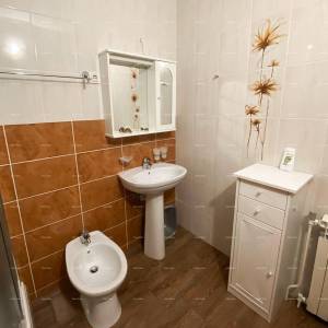 Prodaja prekrasne vile sa 6 apartmana na jednoj od najboljih lokacija u Supetaru, otok Brač!