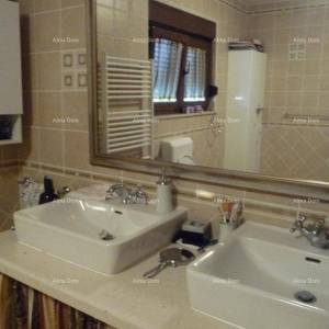 Prodaja velike i lijepe kuće u centru Umaga