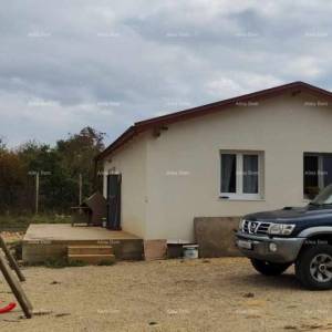 Prodaja velikog građevinskog zemljišta sa kućom i građevinskom dozvolom  za izgradnju dodatne vile, Svetvinčenat