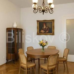 Prodaja,Centar,uređen četverosoban stan, odlična investicija