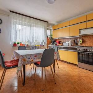 Prodaja,Trešnjevka, četverosoban obiteljski stan sa dva balkona