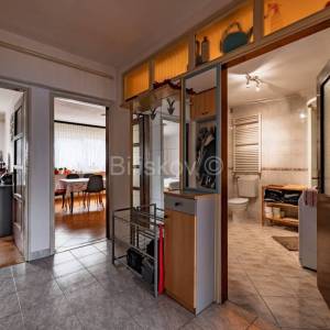 Prodaja,Trešnjevka, četverosoban obiteljski stan sa dva balkona