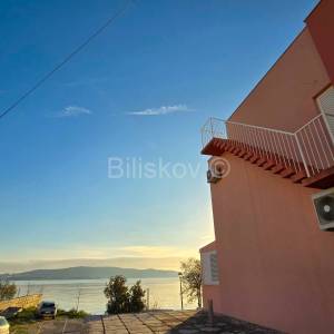 Prodaja,trosoban dvoetažni stan,1.red do mora