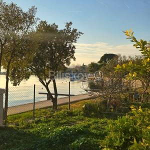 Prodaja,trosoban dvoetažni stan,1.red do mora