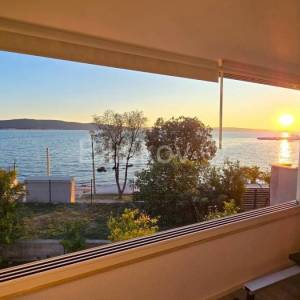 Prodaja,trosoban dvoetažni stan,1.red do mora