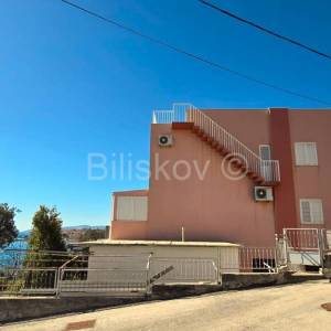 Prodaja,trosoban dvoetažni stan,1.red do mora