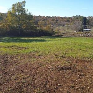 Prodaje se  građevinsko zemljište na mirnoj lokaciji, Kaštel