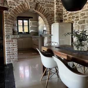 Prodaje se istarska kuća tradicionalnog i modernog dizajna, Tinjan