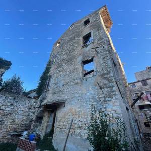 Prodaje se kamena kuća za renovaciju u srcu Vodnjana