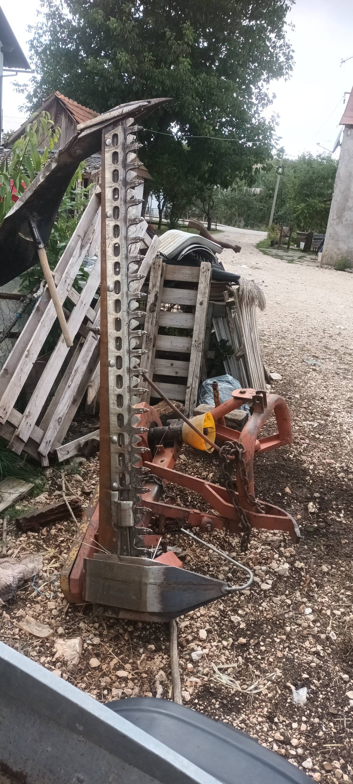 Prodaje se kosa za traktor sa manjim kvarom