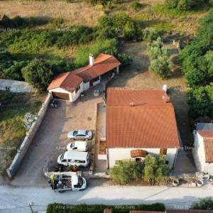 Prodaje se  kuća 420m2 sa tri stana,  Umag