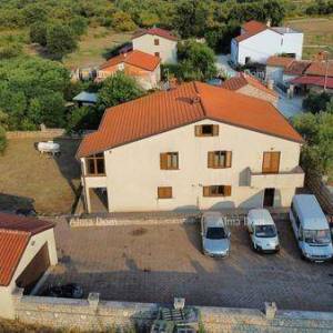 Prodaje se  kuća 420m2 sa tri stana,  Umag