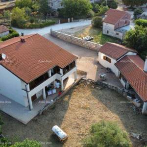 Prodaje se  kuća 420m2 sa tri stana,  Umag