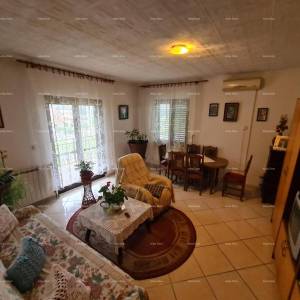 Prodaje se kuća sa velikim dvorištem, Jadreški