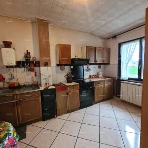 Prodaje se kuća sa velikim dvorištem, Jadreški