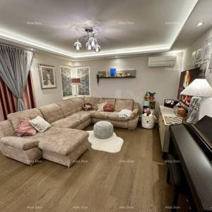 Prodaje se luksuzan prostrani stan u centru Rovinja