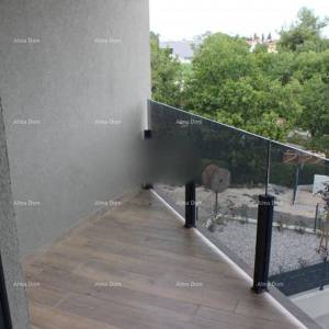 Prodaje se  prostrani 5-sobni stan površine 150 m², Poreč