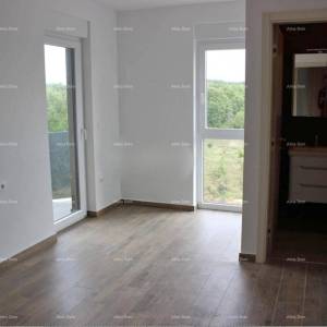 Prodaje se  prostrani 5-sobni stan površine 150 m², Poreč