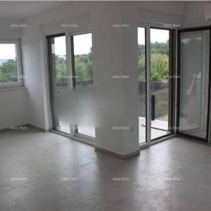 Prodaje se  prostrani 5-sobni stan površine 150 m², Poreč