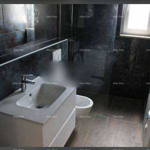 Prodaje se  prostrani 5-sobni stan površine 150 m², Poreč