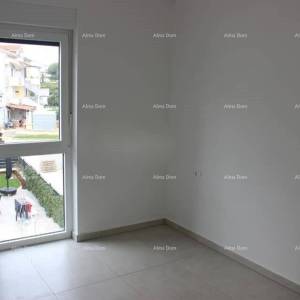 Prodaje se  prostrani 5-sobni stan površine 150 m², Poreč