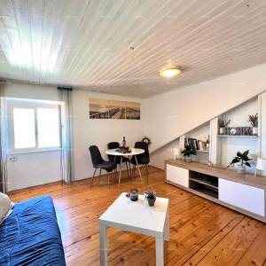 Prodaje se stan u centru Pule sa pogledom na katedralu i more.