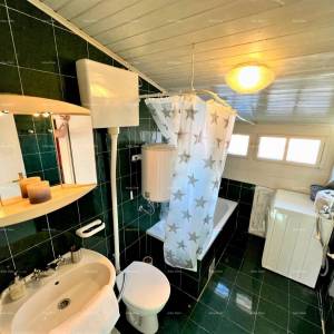 Prodaje se stan u centru Pule sa pogledom na katedralu i more.