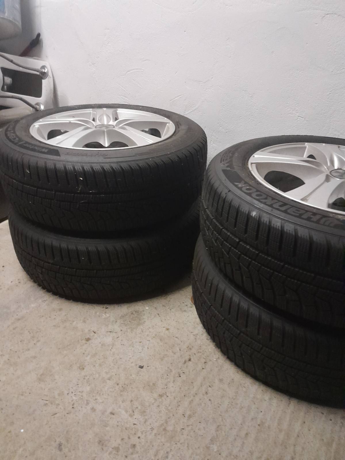 Prodajem felge + gume.