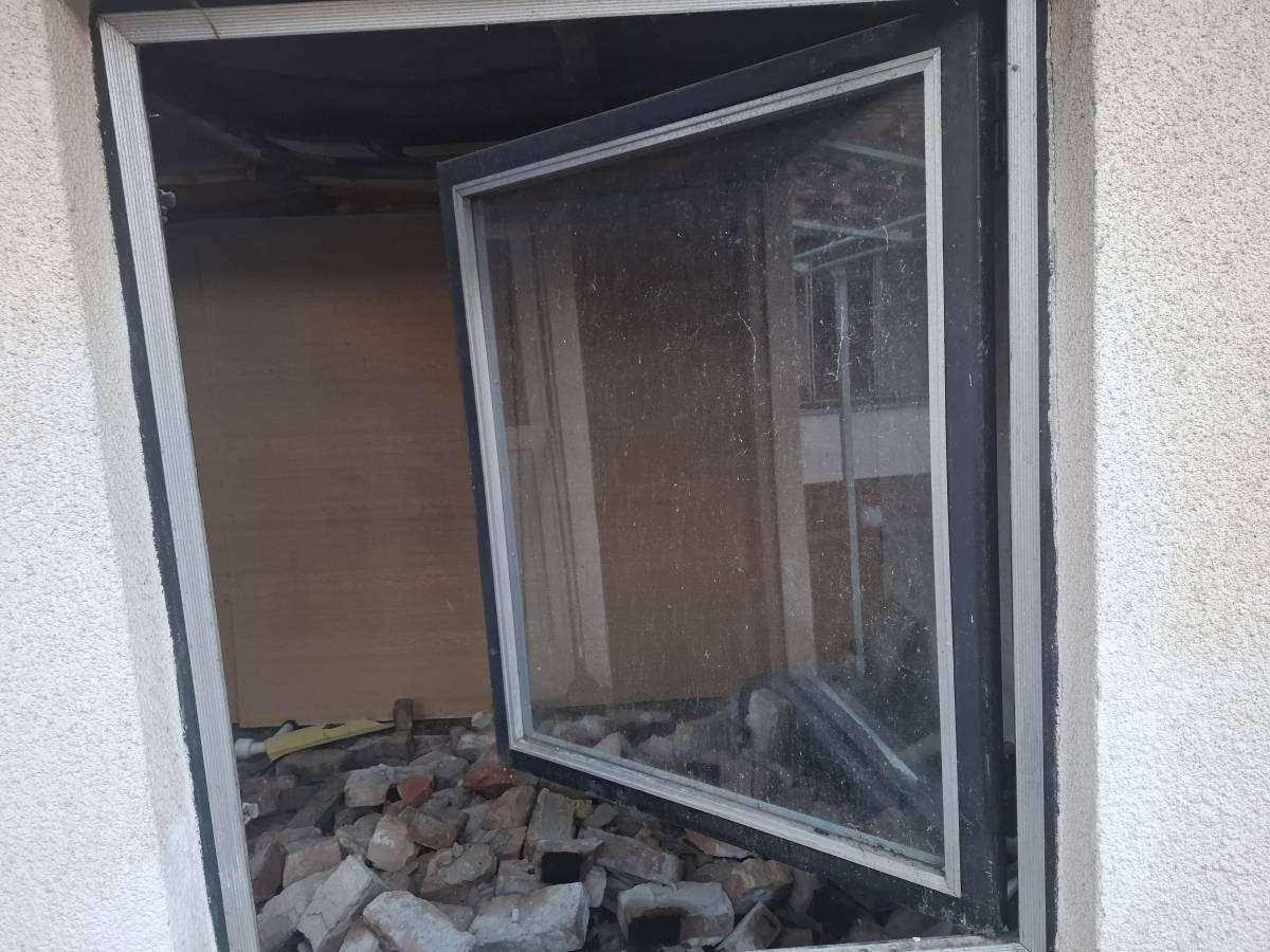 prodajem metalni prozor ispravan