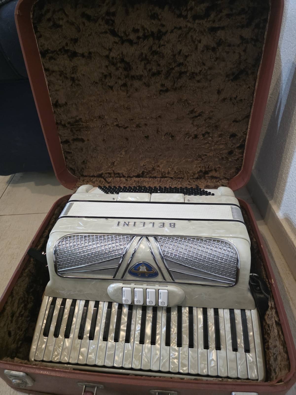 Prodajem u jako dobrom stanju .