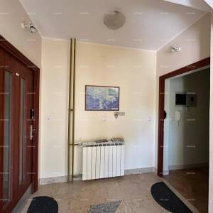 Prodajemo kuću sa pet apartmana na odličnoj lokaciji!